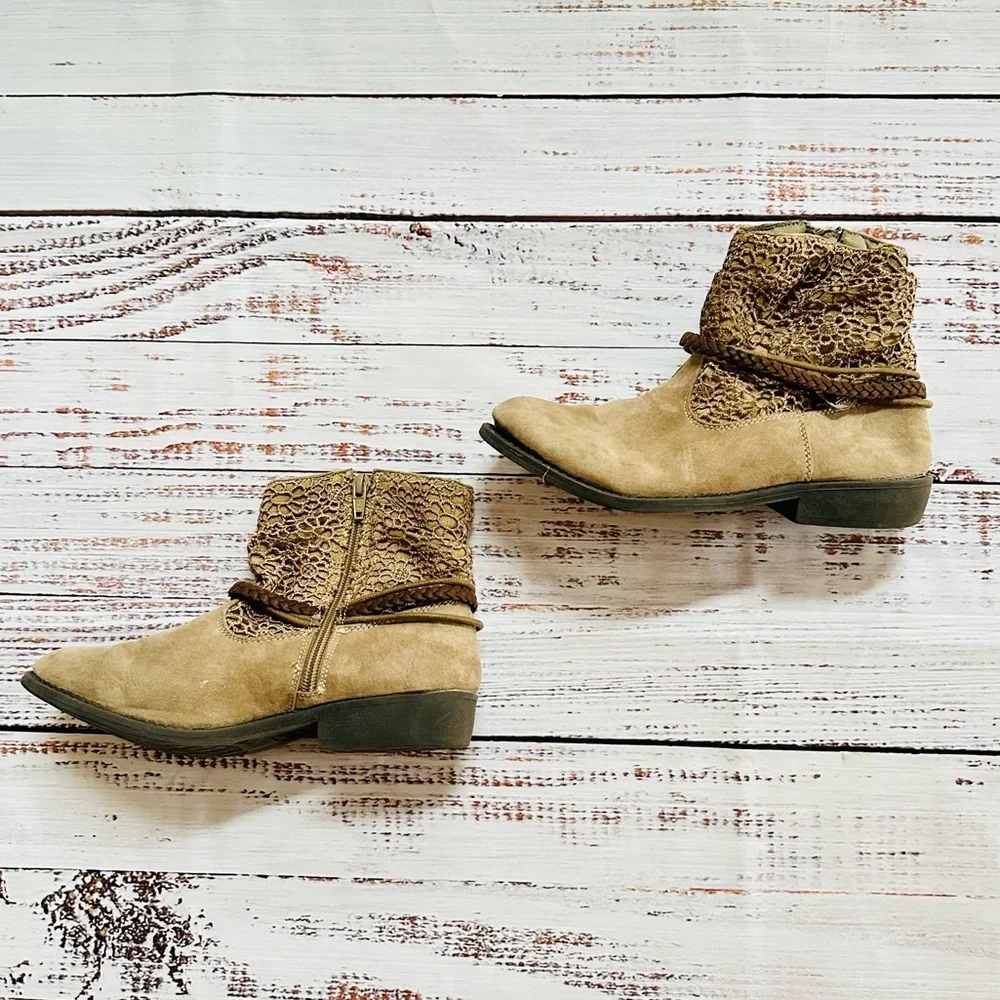 Girls brown suede boots! Size 4